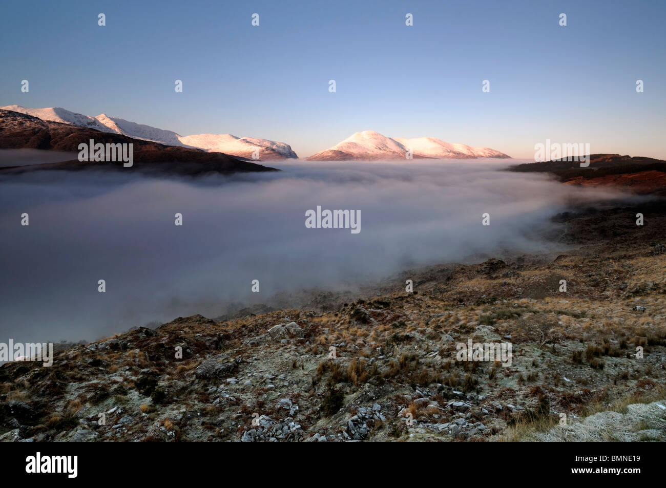 Mcgillycuddy riecht nach Killarney Kerry Irland Schnee Abdeckung bedeckt Berge Winter blauer Himmel Himmel Nebel dramatisches Licht Einfrieren Stockfoto