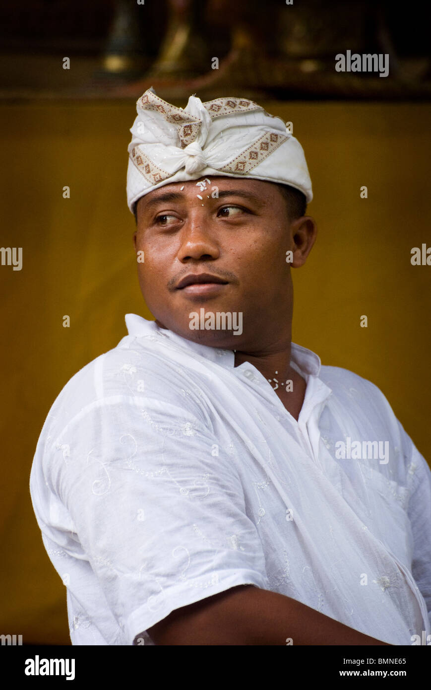 Porträt eines balinesischen in einem Tempel in dem Dorf Pemuteran, Bali, am Heiligen Tag des Kuningan. Stockfoto