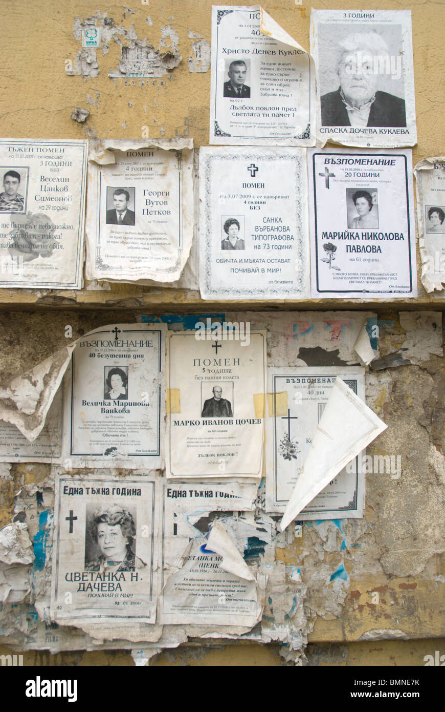 Orthodoxe Todesanzeigen befestigt an Wand Veliko Tarnovo Bulgarien Balkan Mitteleuropa Stockfoto