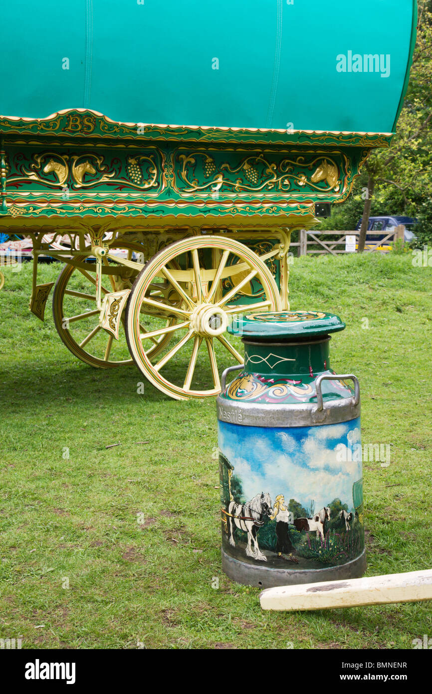 Eine verzierte Milchkanne und traditionellen Zigeunerwagen. Stockfoto