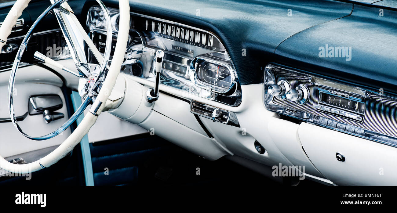 1958 Cadillac Armaturenbrett und Innenraum abstrakt. Amerikanische Oldtimer Stockfoto