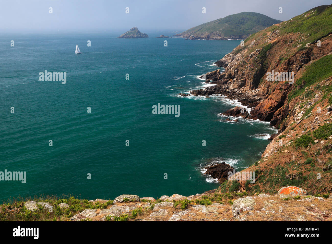 Blick entlang der Küstenweg von Herm - kleinste der Kanalinseln Stockfoto