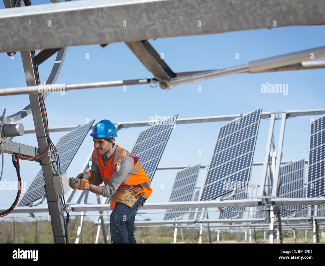 Spanische Solarkraftwerk mit Arbeiter Stockfoto