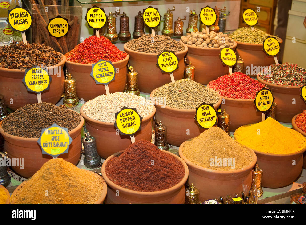 Gewürze für den Verkauf in der Misir Carsisi Spice Bazaar, Eminonu, Istanbul, Türkei Stockfoto