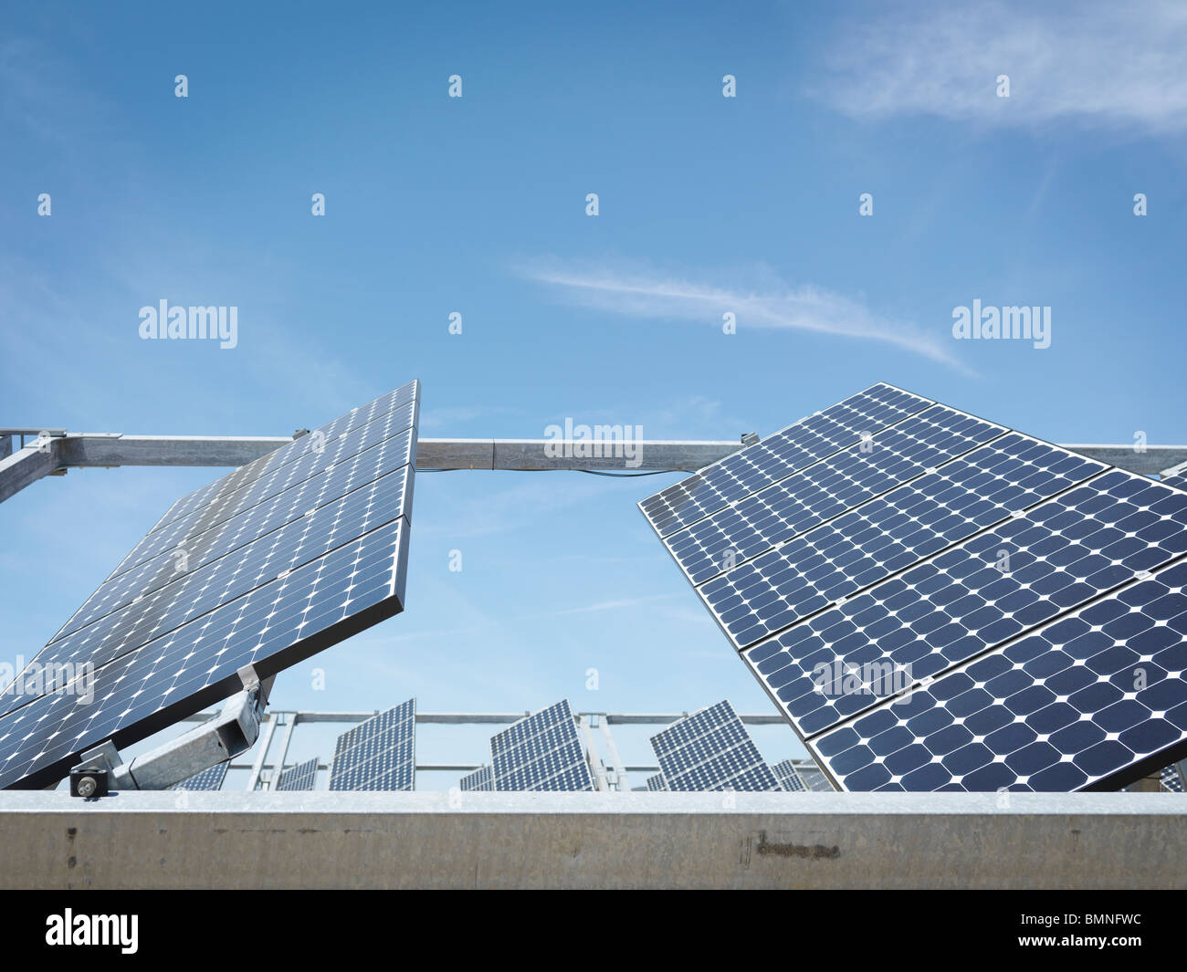 Solarkraftwerk mit Frontplatten Stockfoto