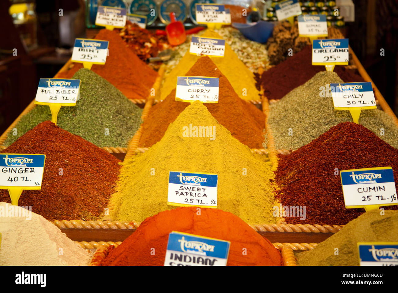 Gewürze für den Verkauf in der Misir Carsisi Spice Bazaar, Eminonu, Istanbul, Türkei Stockfoto
