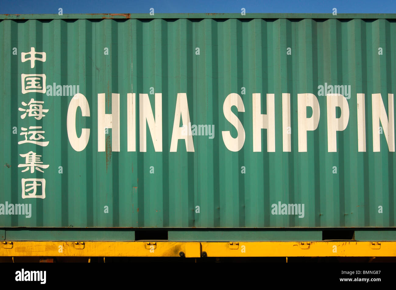 Container der Reederei China Shipping Container Lines (CSCL) mit Texten in Englisch und Chinesisch Stockfoto