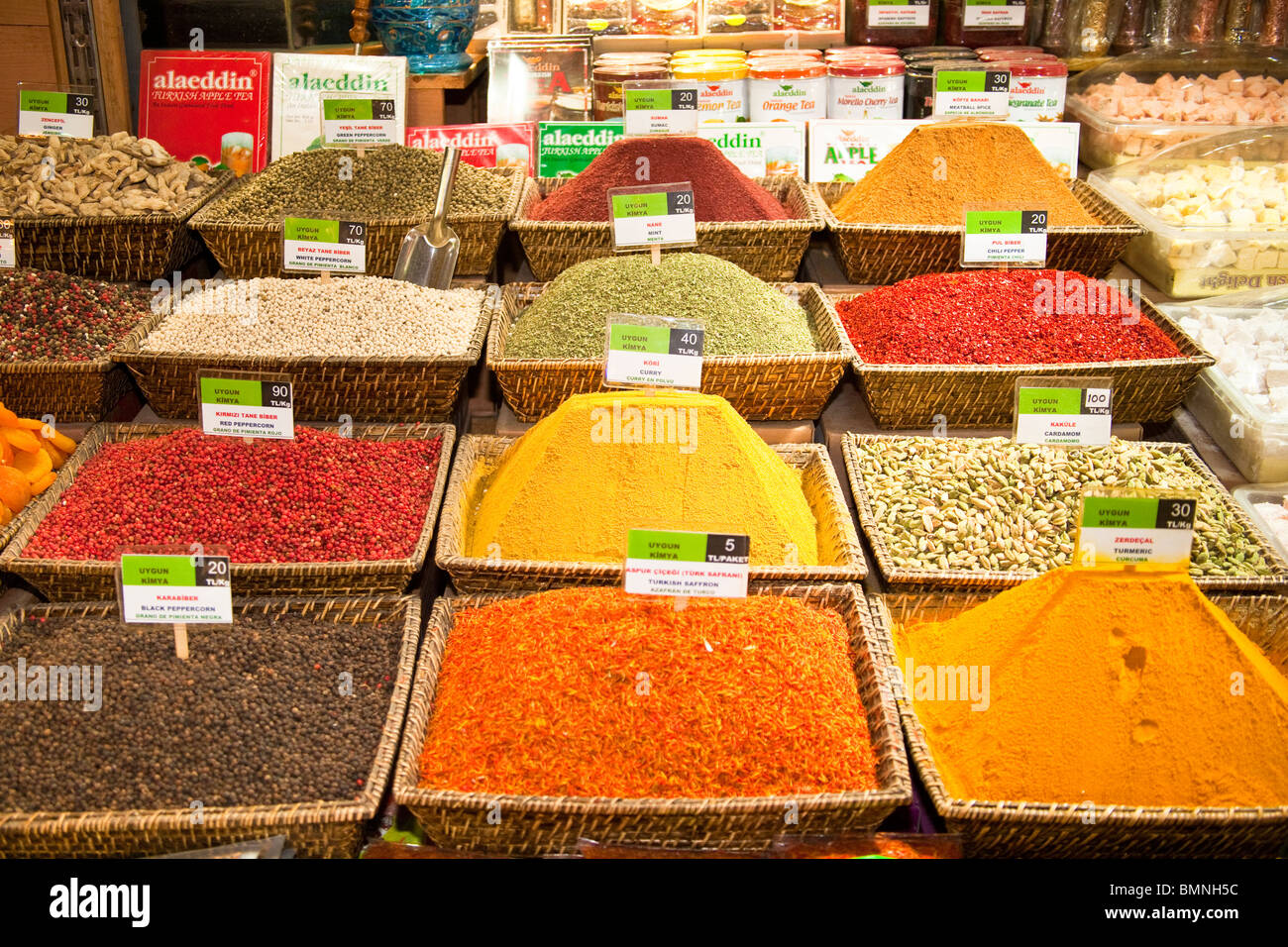 Gewürze für den Verkauf in der Misir Carsisi Spice Bazaar, Eminonu, Istanbul, Türkei Stockfoto
