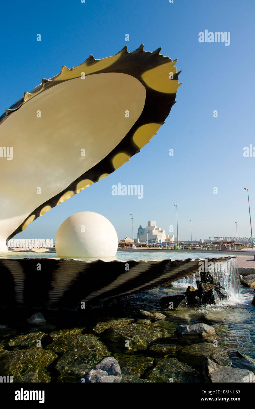 Doha-Bay Waterfront Oyster Pearl Skulptur Stockfoto