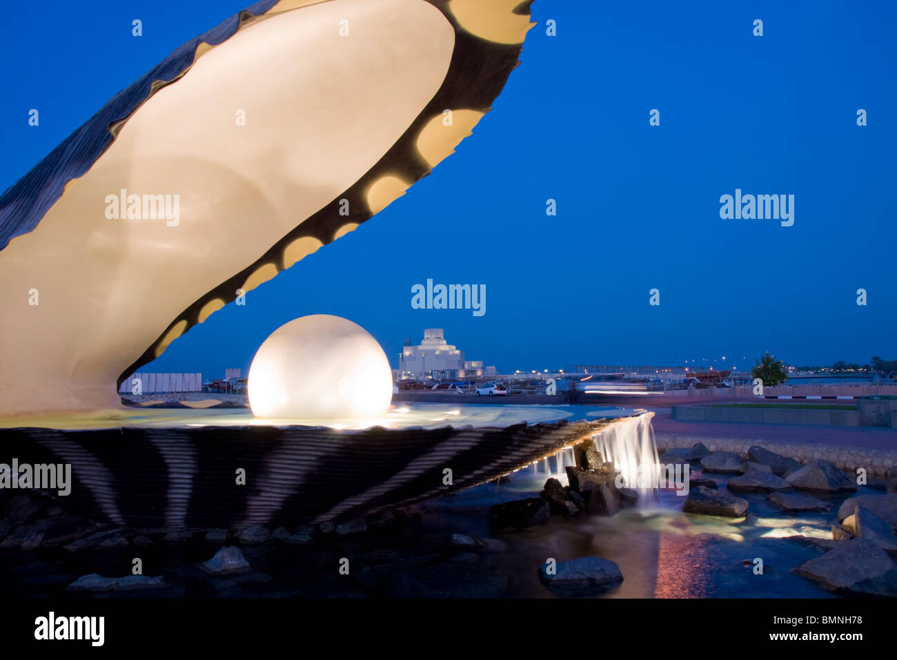 Katar, Doha Bay Waterfront Oyster Pearl Skulptur Stockfoto