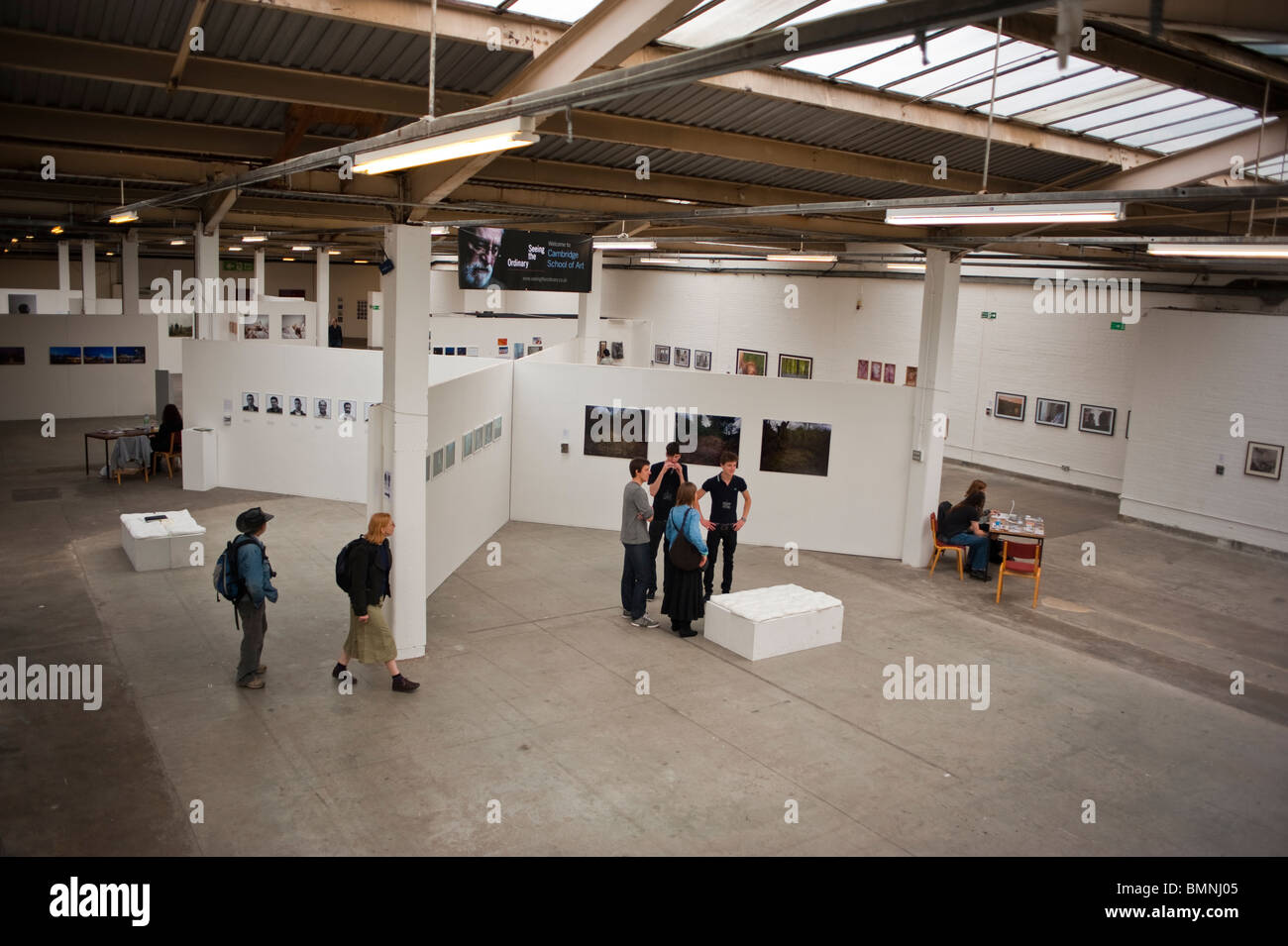 London, England, Großbritannien, Kleingruppen, die Fotoausstellung in der Kunstgalerie, „Old Trueman Brewery Building“, Brick Lane, Stockfoto