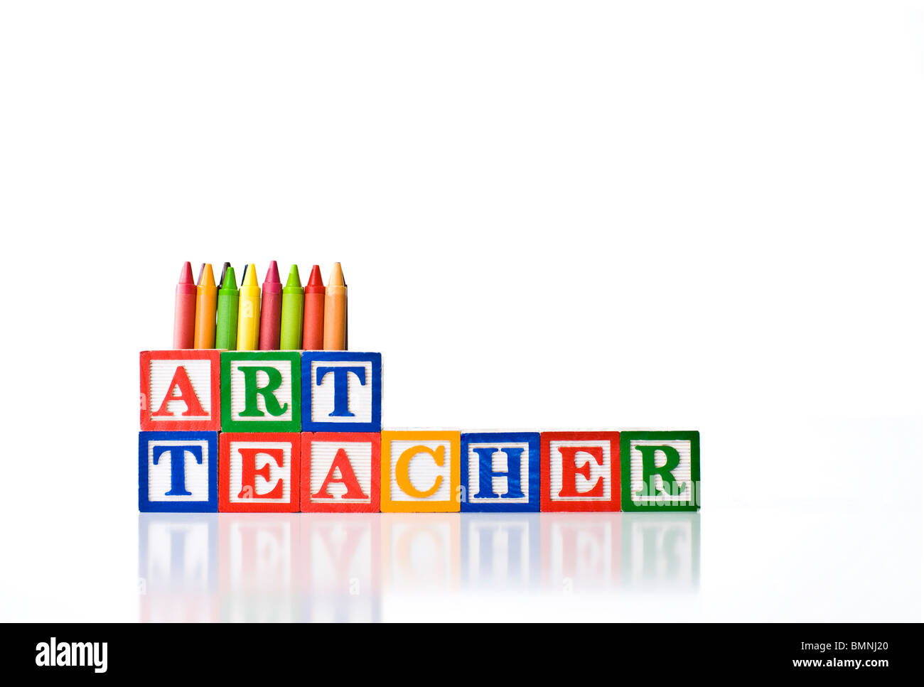 Bunte Kinder-Blöcke Rechtschreibung ART TEACHER mit bunten Buntstifte Crayolas Stockfoto