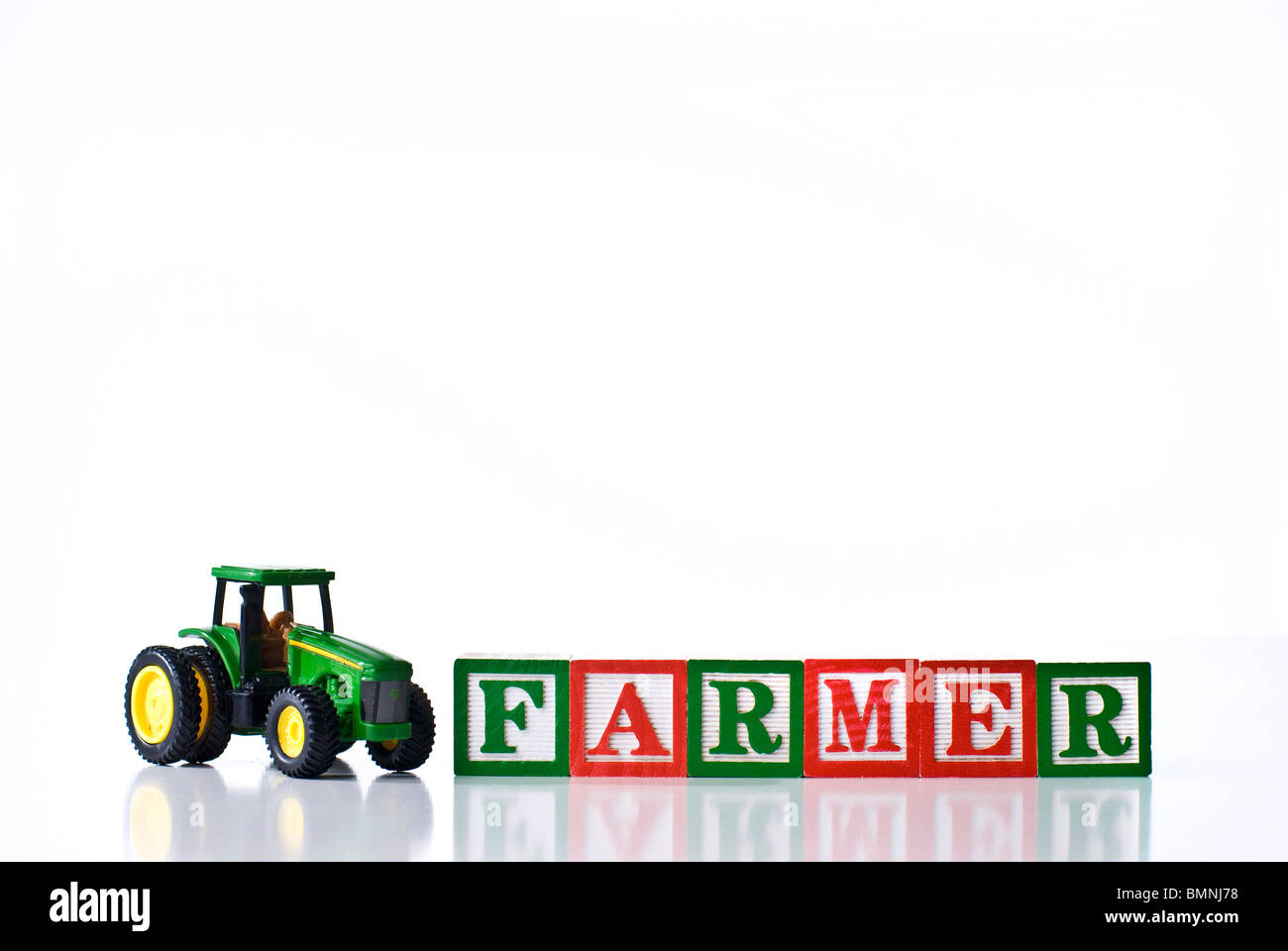 Bunte Kinder-Blöcke Rechtschreibung Bauer mit dem Traktor Stockfoto