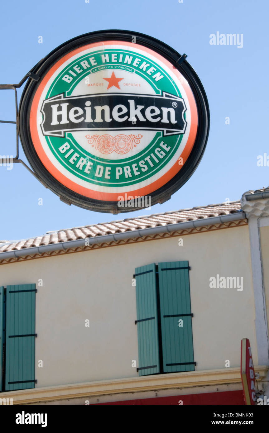 Heineken Bier Schild an einem französischen café Stockfoto