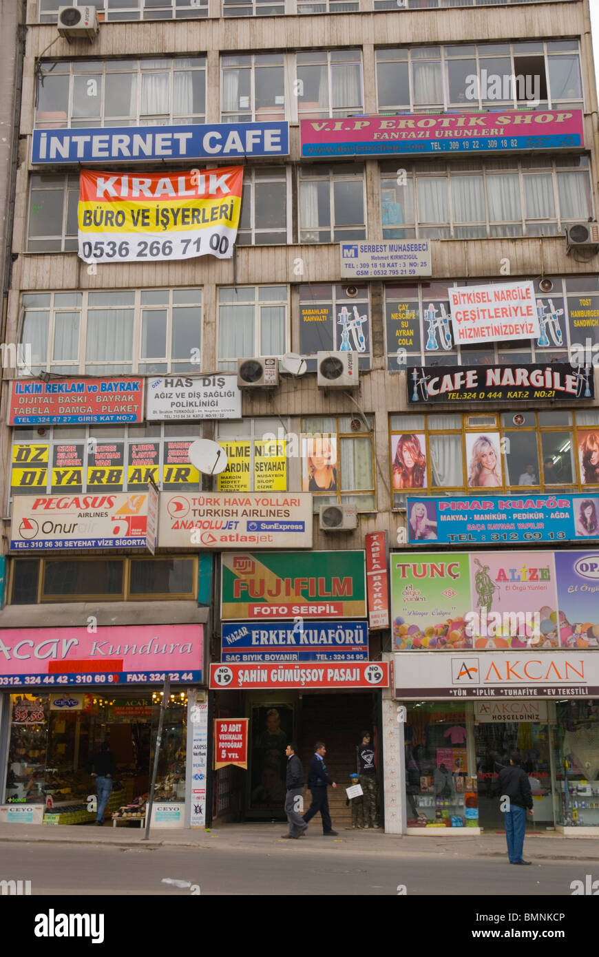 Gebäude mit Werbung Ulus Bezirk Ankara Anatolien Türkei Zentralasien Stockfoto
