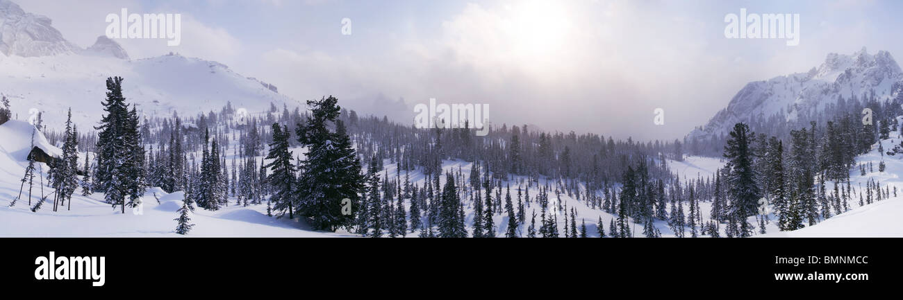 Winterpanorama von westlichen Sajan-Gebirge. Sibirien. Russland Stockfoto