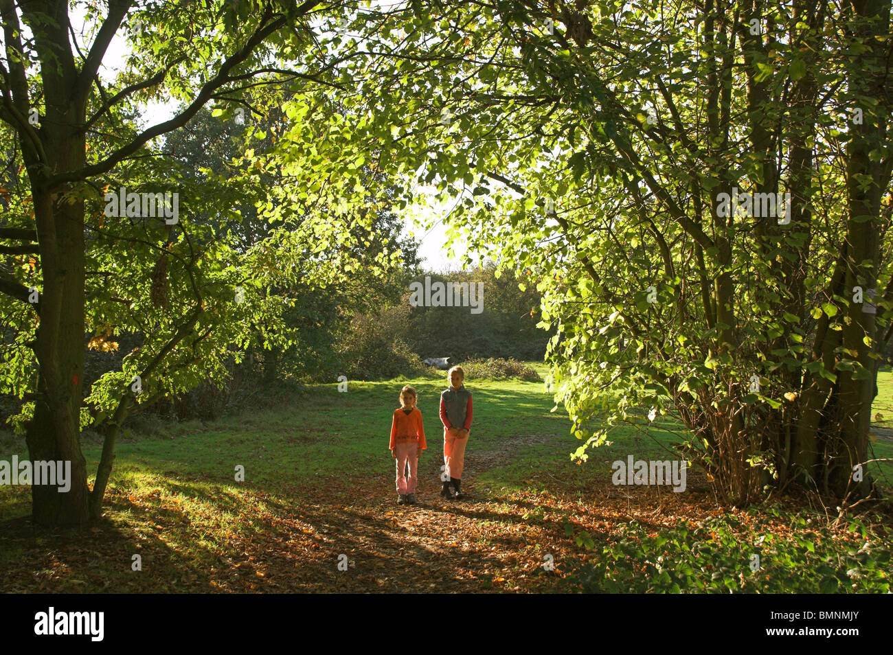 Zwei Mädchen posiert In einer Parklandschaft Stockfoto