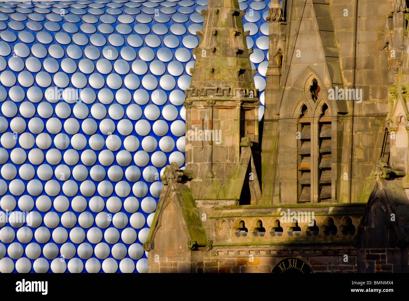 Großbritannien, England, Birmingham Selfridges und St. Martins Kirche tagsüber Stockfoto