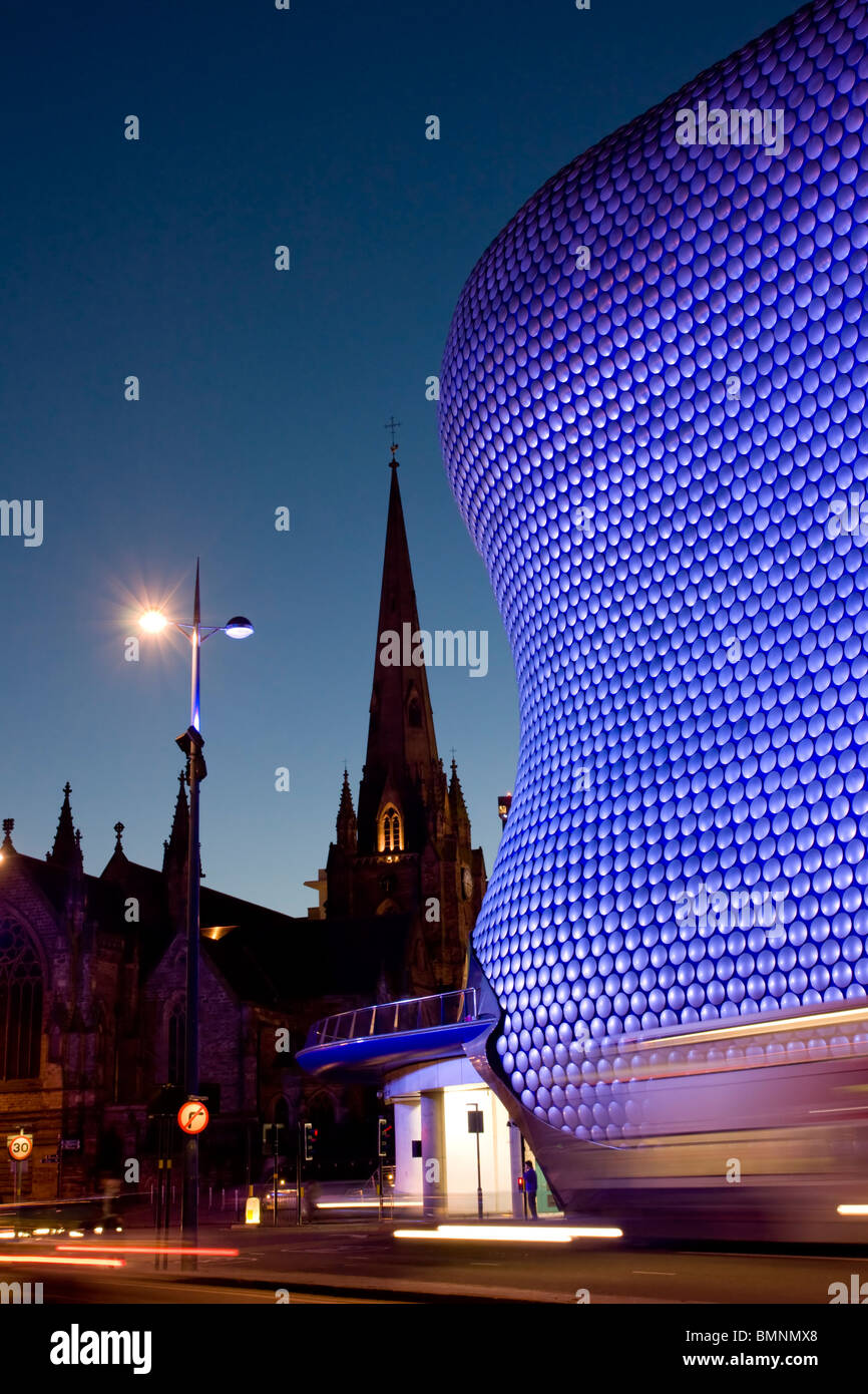 Großbritannien, England, Birmingham Selfridges und St. Martins Kirche Dämmerung Stockfoto