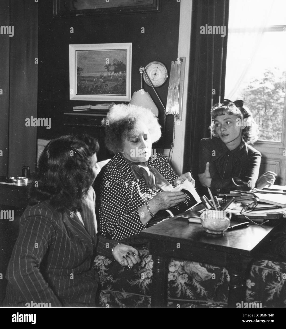 SIDONIE-GABRIELLE COLETTE - französischer Schriftsteller (1873-1954) in ihre Heimat im Jahre 1952 mit jungen Fans Paris Stockfoto