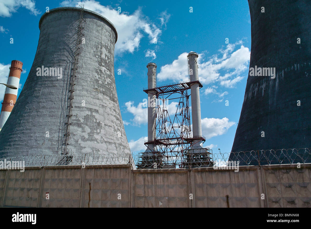 Wärme-Electropower-Station mit blauen Himmel und Wolken Stockfoto