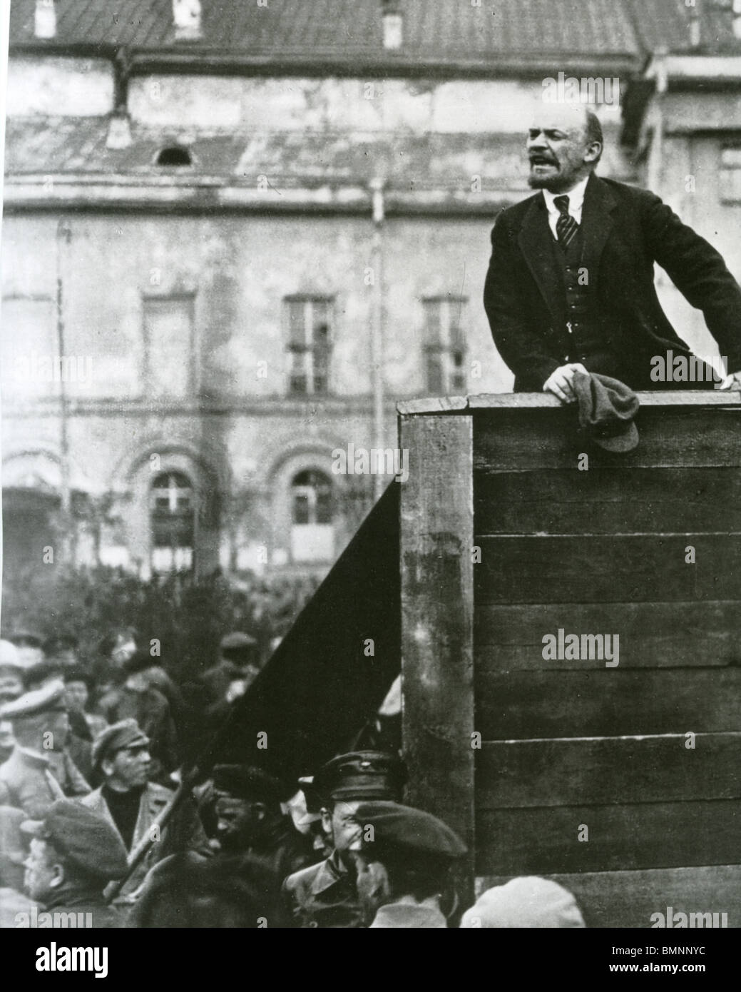 VLADIMIR ILYCH LENIN (1870-1924) spricht auf einer Kundgebung etwa 1917. Trotzki kann nur vor der Kamera am Rand der Bühne gesehen werden Stockfoto