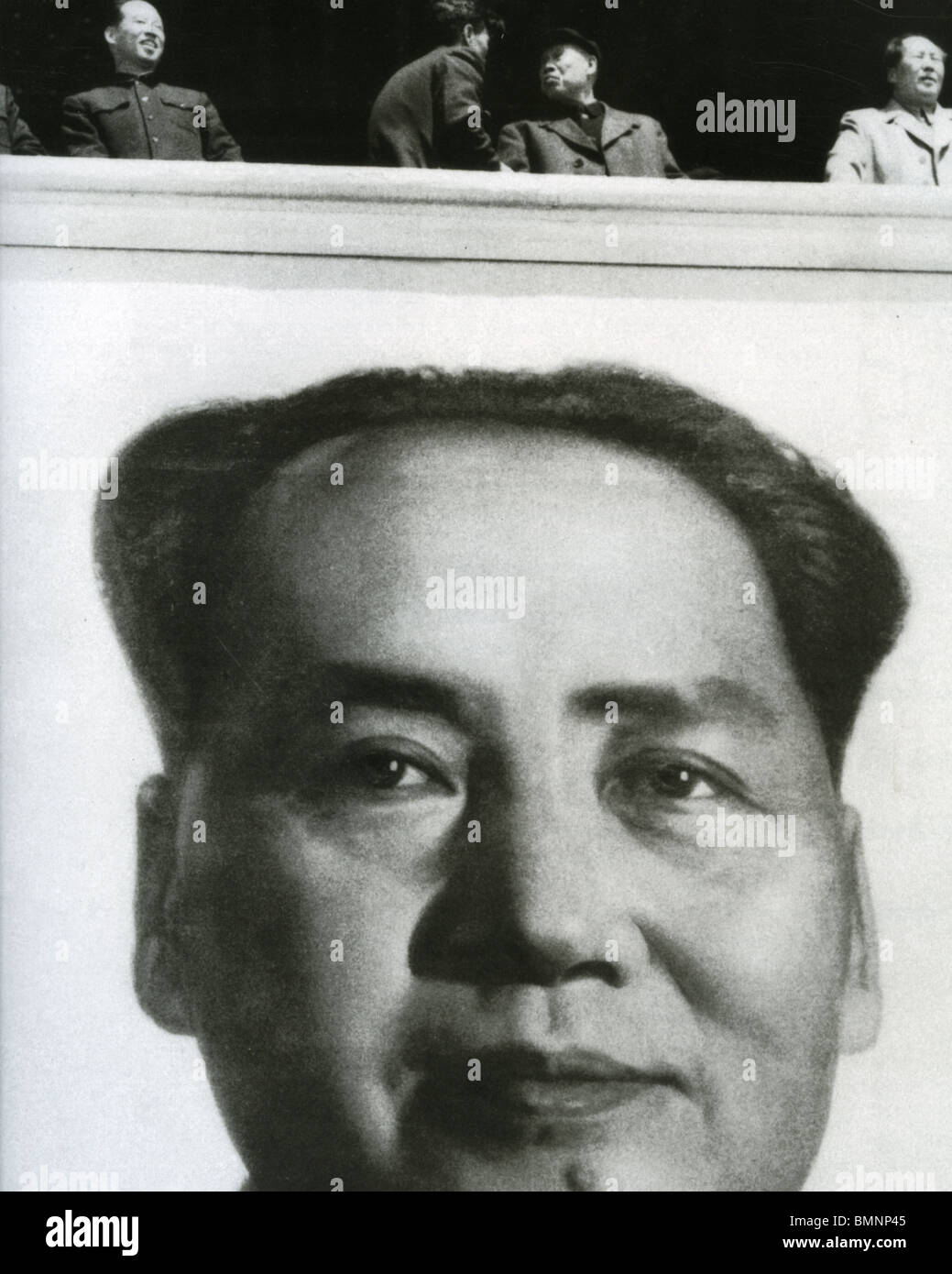 MAO Zedong (Mao Zedong) Chiense kommunistischen Führer (1893-1976) oben rechts auf einer Kundgebung in Peking mit einem riesigen Plakat von sich selbst Stockfoto