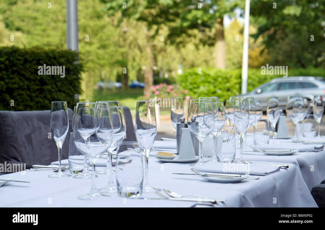 Tische auf der Terrasse des Sterne-restaurant Stockfoto