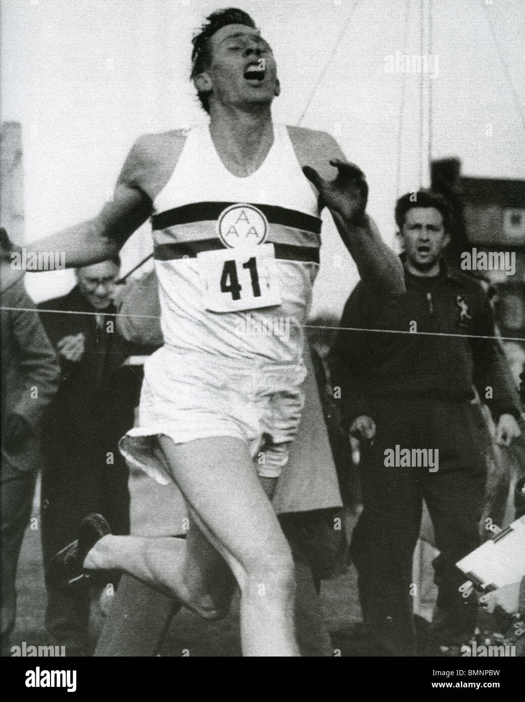 ROGER BANNISTER läuft die erste Meile unter vier Minuten an Iffley Road Strecke, Oxford 6. Mai 1954 Stockfoto