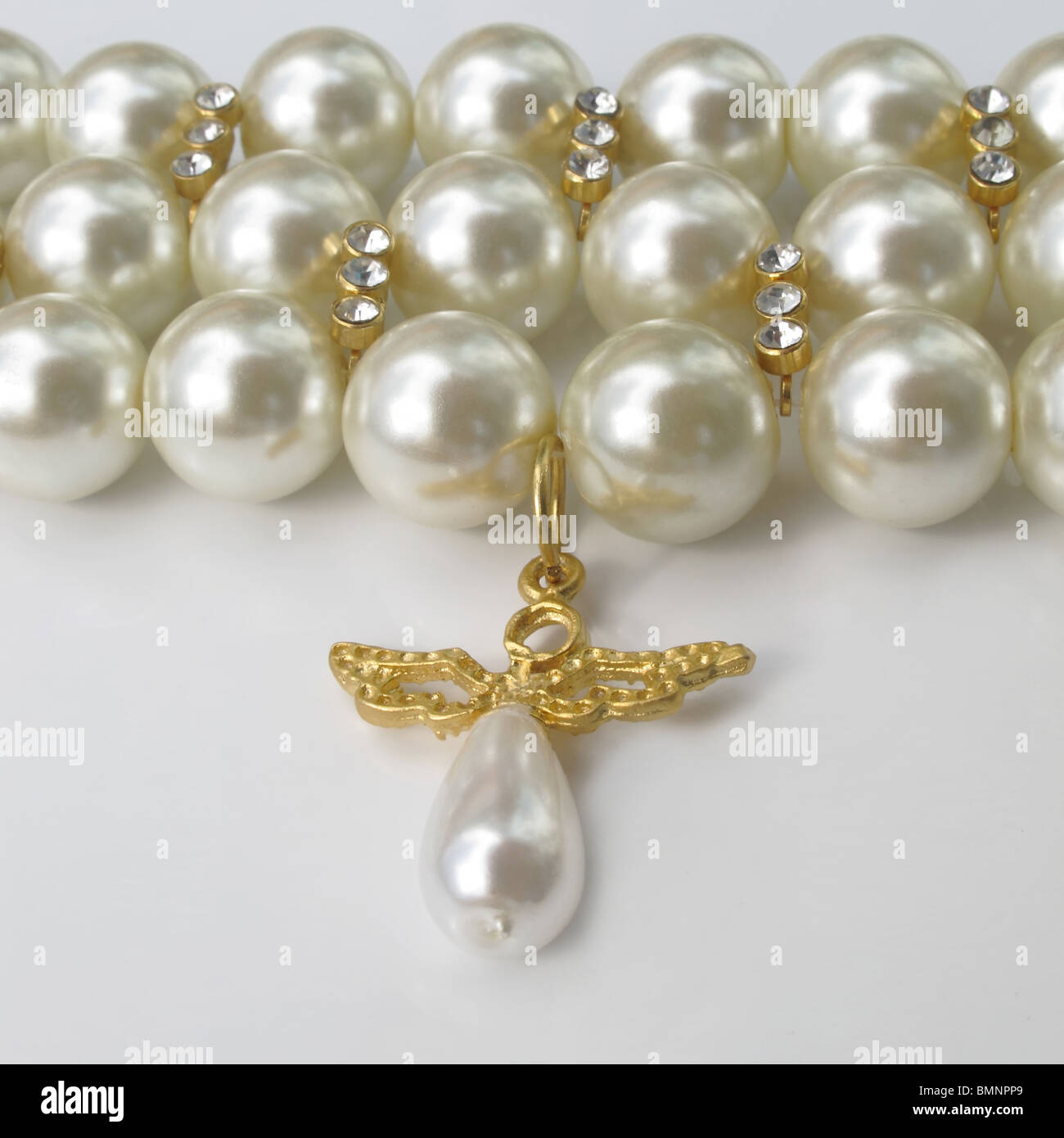 Kette mit Perle und Diamanten auf dem Stein Stockfoto