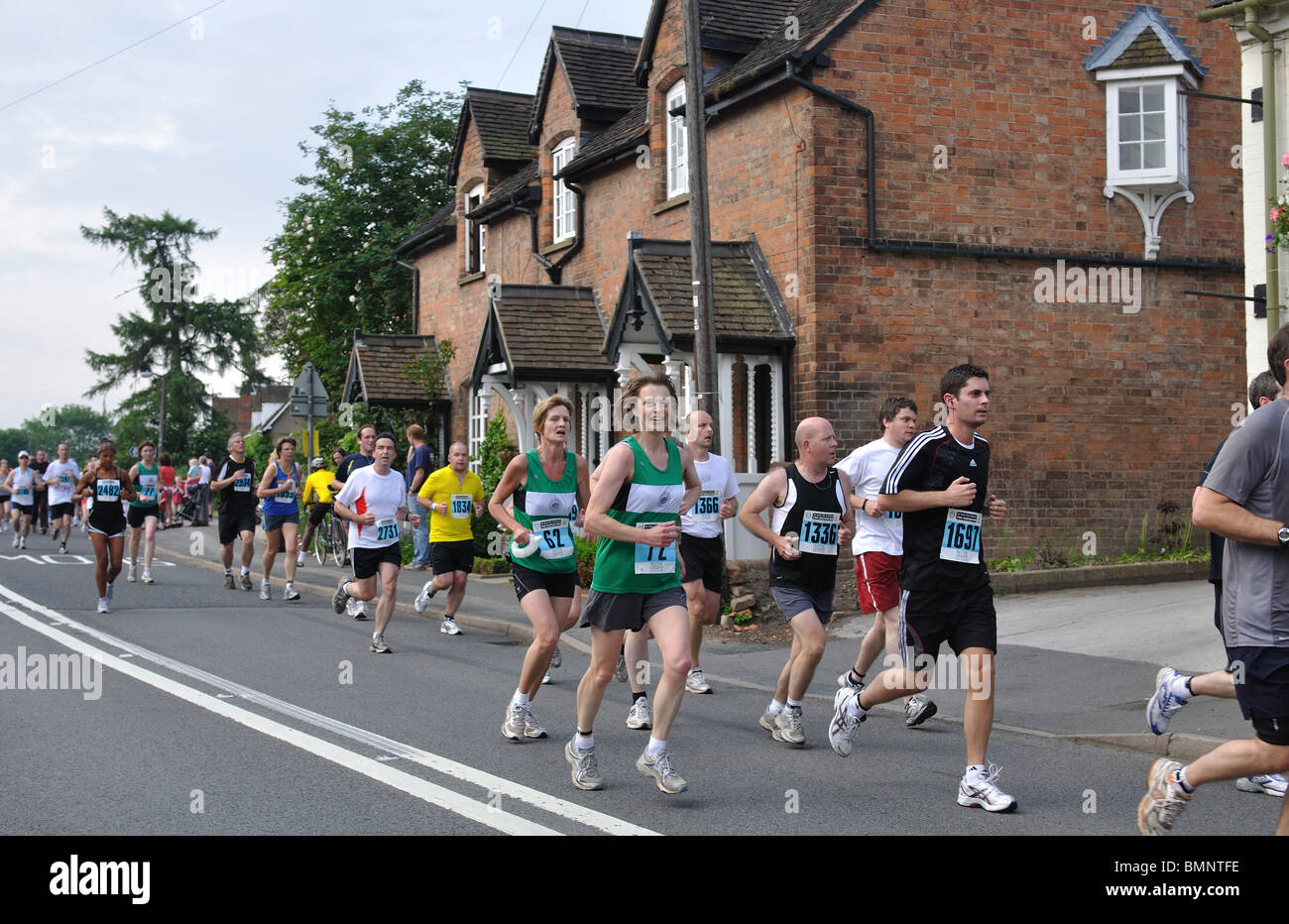 Läufer in den beiden Burgen 10K-Straßenrennen bei Lauch Wootton, Warwickshire, UK Stockfoto