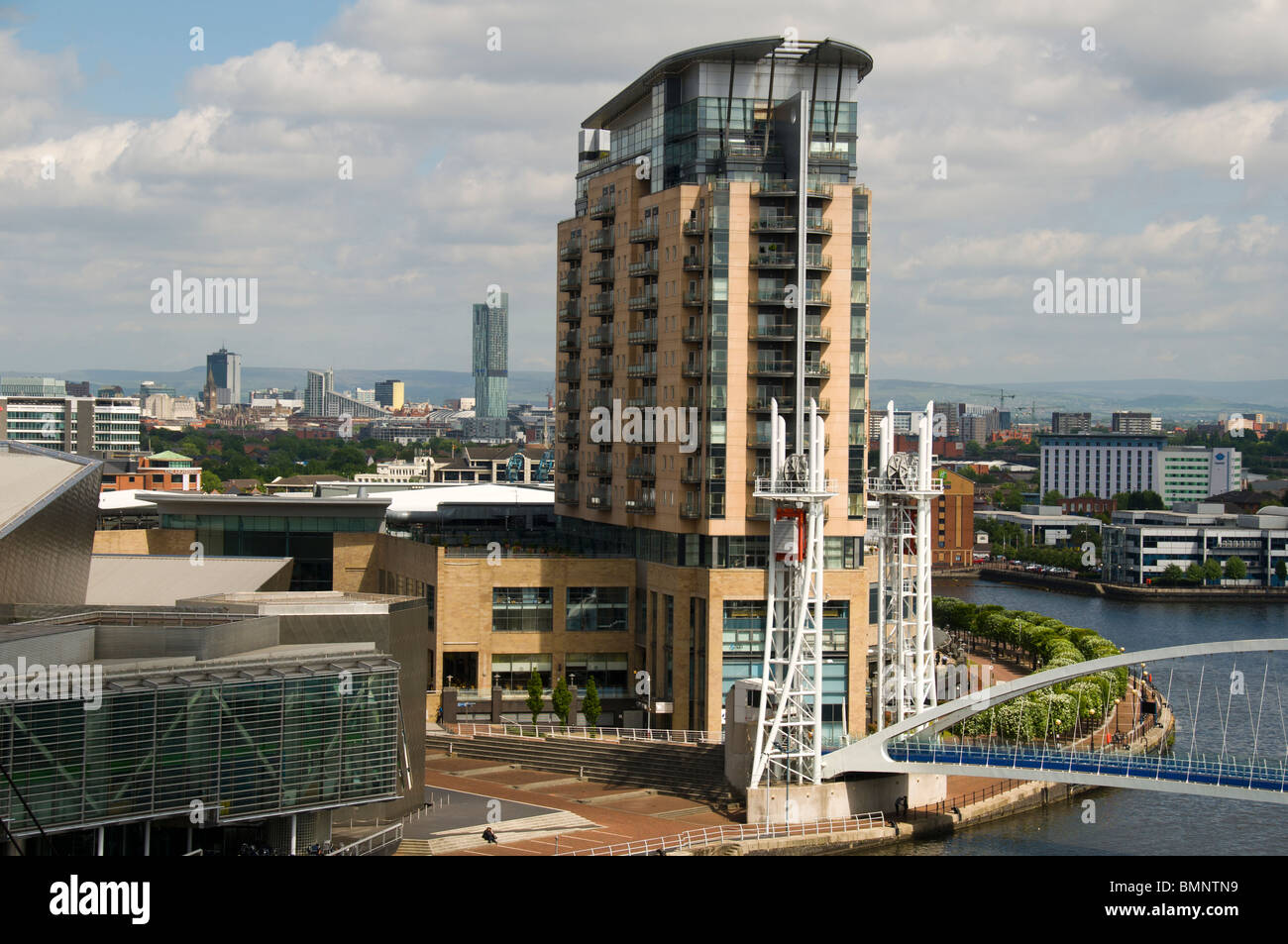 Imperial Point Wohnblock mit dem Beetham Tower in der Ferne, Salford Quays, größere Manchester, UK Stockfoto