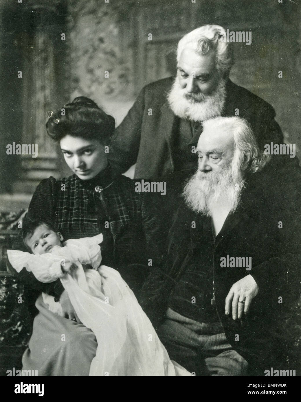 ALEXANDER GRAHAM BELL (stehend) im Jahre 1902 mit Bruder Melville und Frau Bell Grosvenor und ihr Baby auch genannt Melville Stockfoto