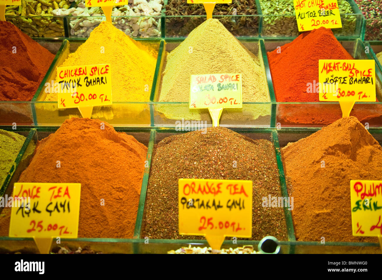 Gewürze für den Verkauf in der Misir Carsisi Spice Bazaar, Eminonu, Istanbul, Türkei Stockfoto