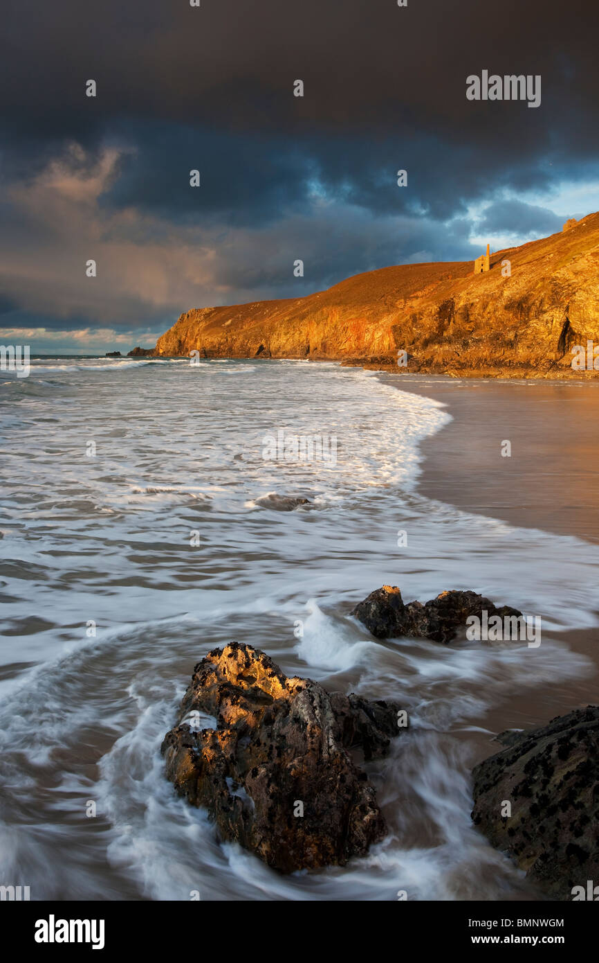 Dunkle Wolken über der Oberseite der Towanroath Mine in der Nähe von Extrameldung an der Nordküste Cornwalls. Stockfoto