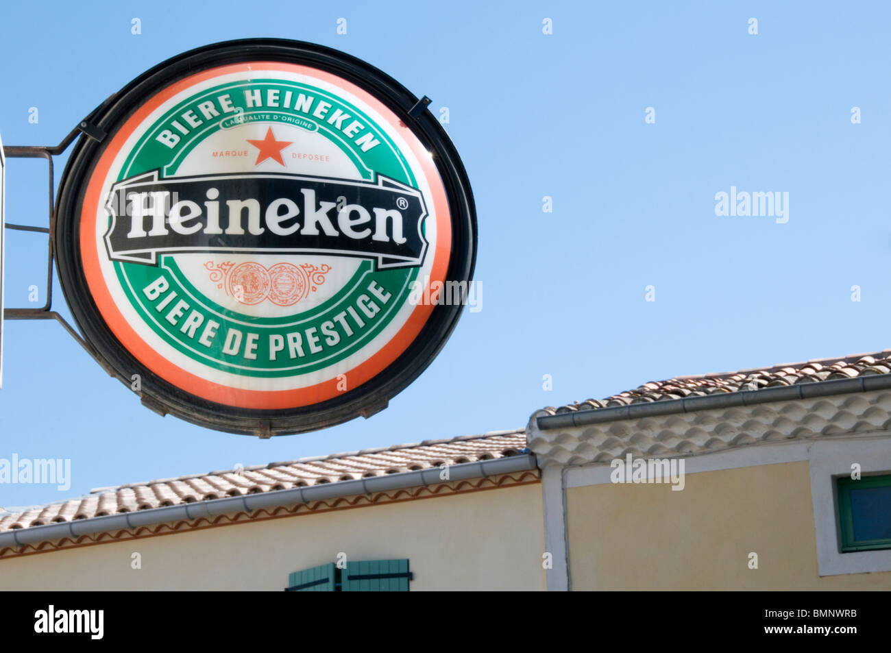 Heineken Bier Schild an einem französischen café Stockfoto
