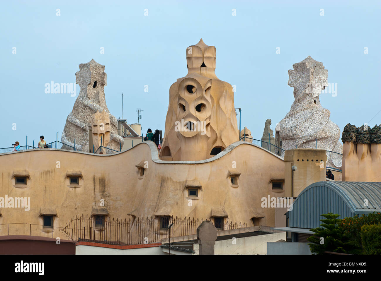 Casa Mila, dekorative Kamine und Ventilatoren, Barcelona Stockfoto