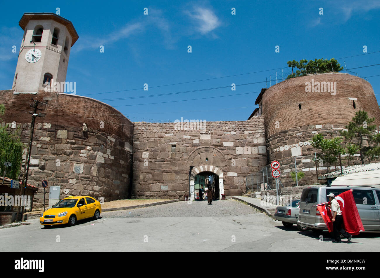 Ankara Türkei Zitadelle Altstadt City türkische Flagge Taxi Stockfoto