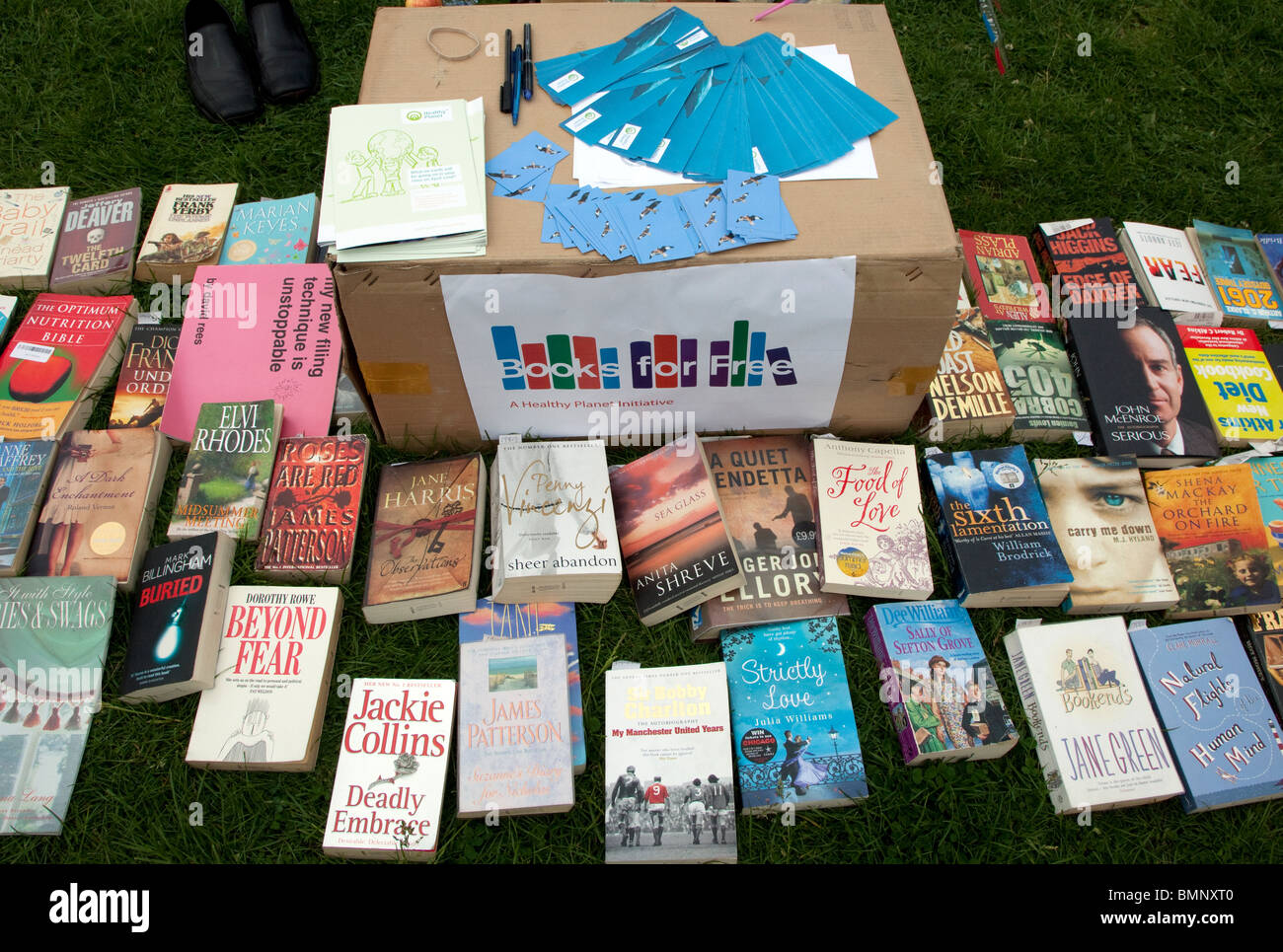 Kostenlose Bücher aus gesunden Planeten am Camden Green Fair, London Stockfoto