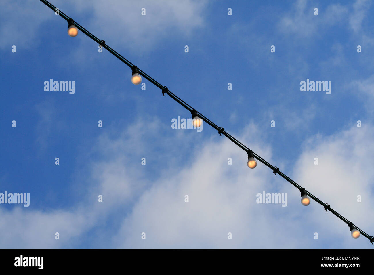 Lichterkette gegen blauen Himmel. Stockfoto