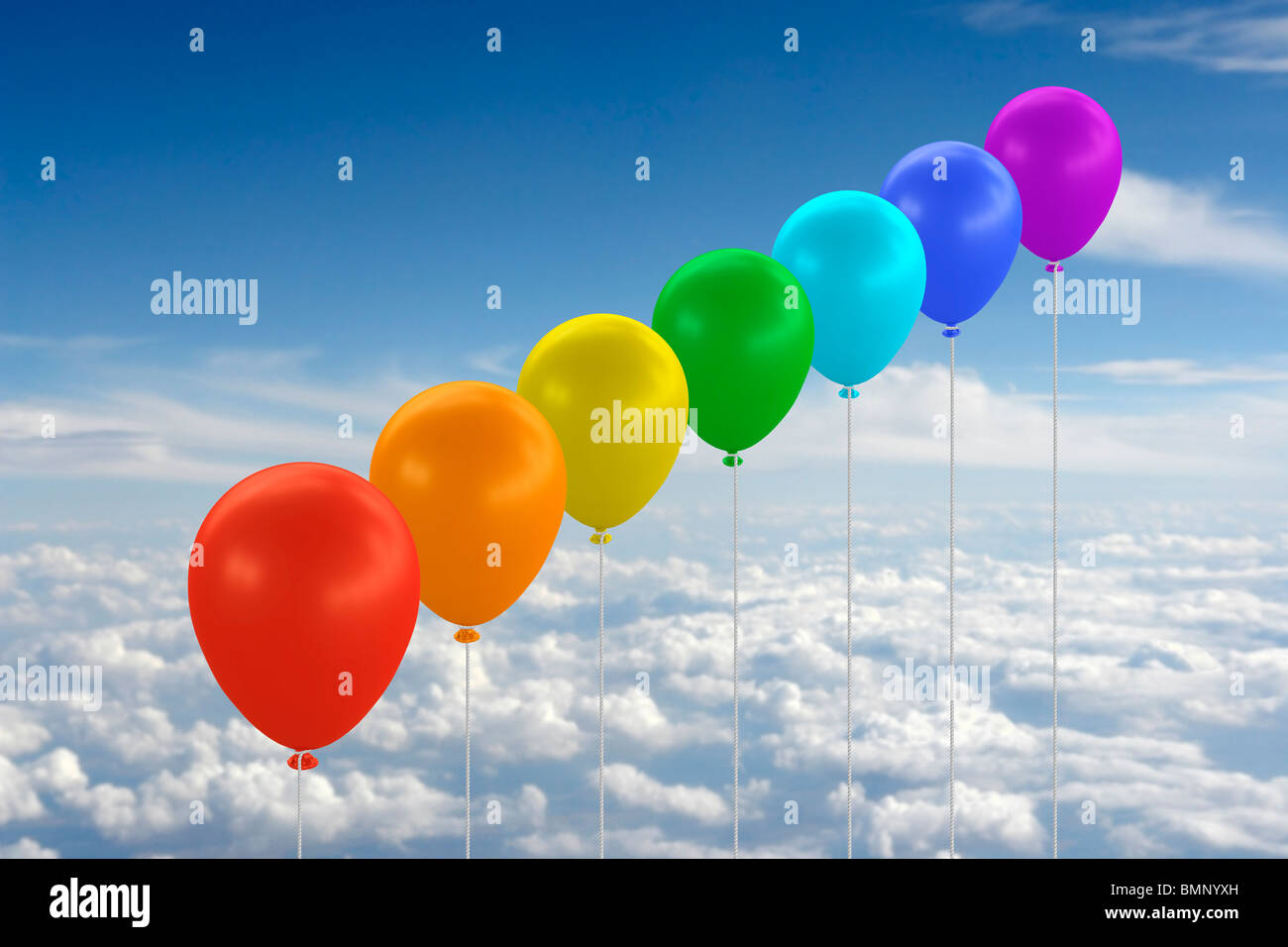Ballons in Regenbogenfarben gegen blauen Himmel mit Wolken. Digital zu komponieren. Stockfoto