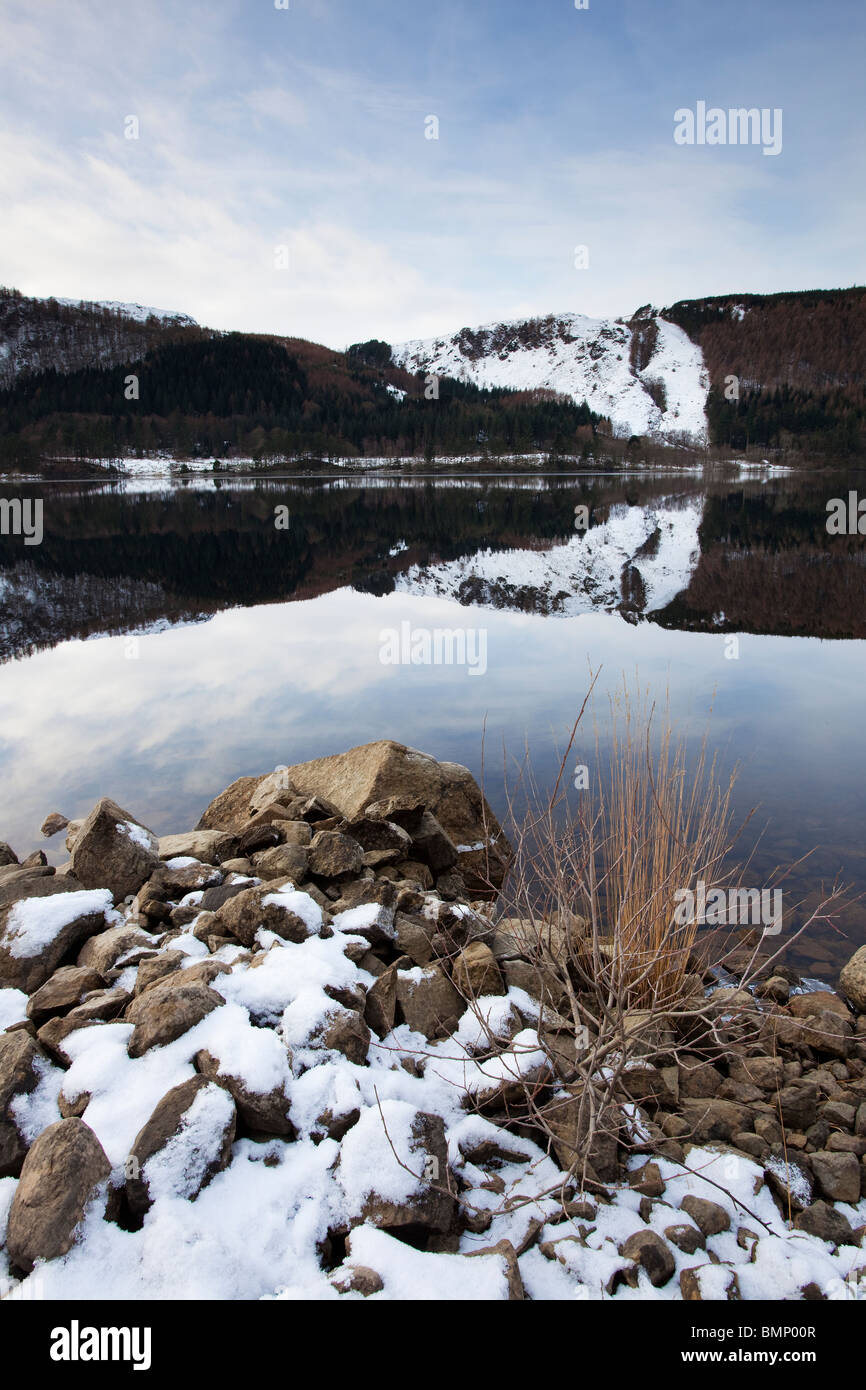 Ein ruhiger Thirlmere See im englischen Lake District im Winter zeigen Reflexionen. Stockfoto