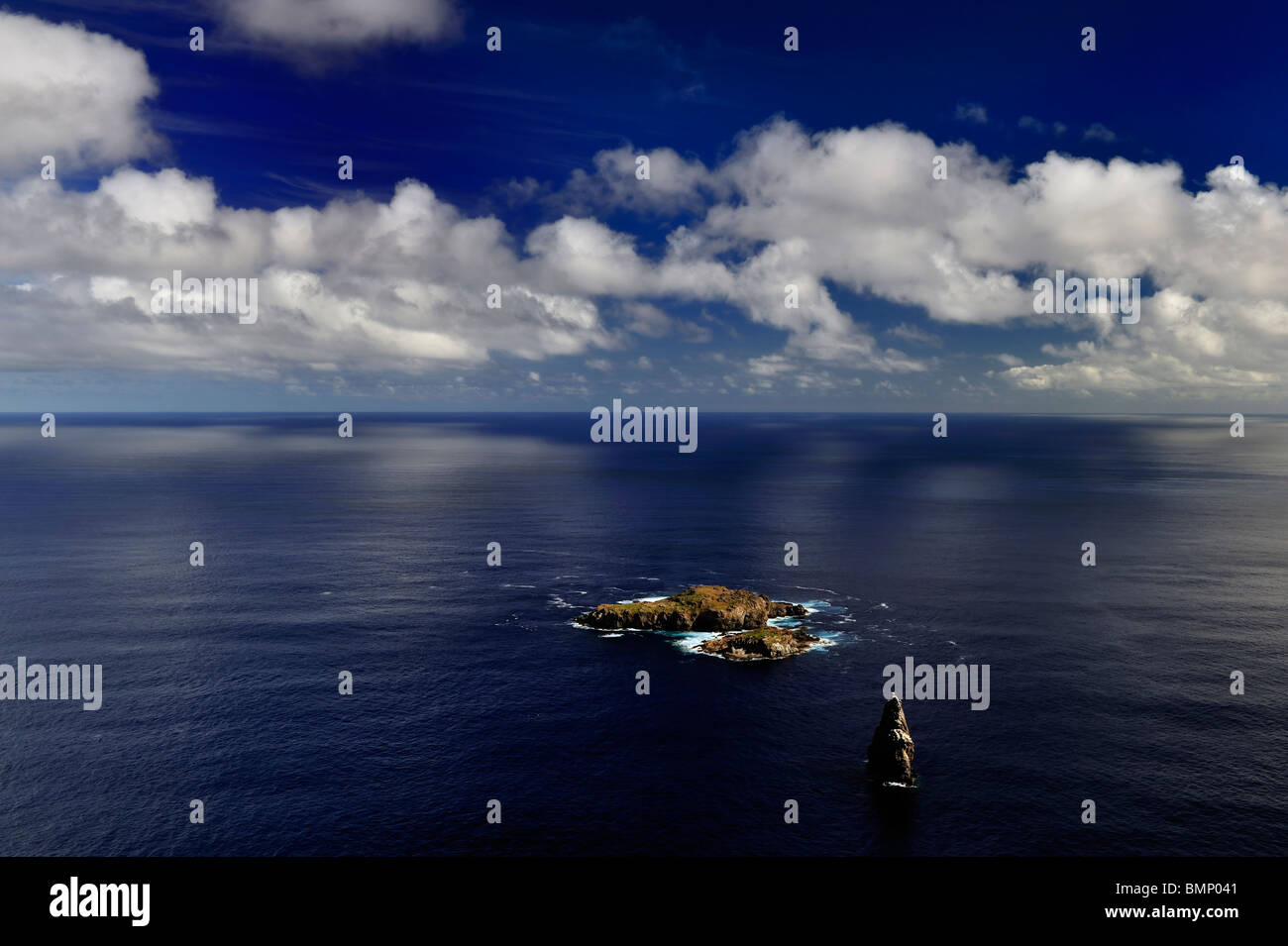 atemberaubende Aussicht über die drei Inseln von Rapa Nui von der Spitze des heiligen Ortes Orongo am südlichen Ufer Stockfoto