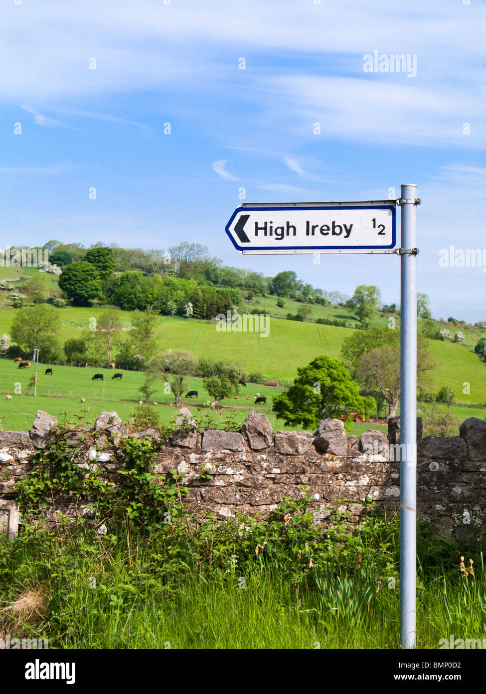 Straßenschild, zu lokalen Dorf von hohen Ireby, The Lake District Landschaft, UK Stockfoto