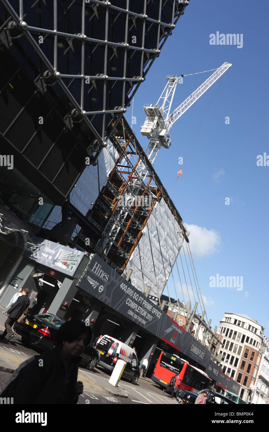 Abgewinkelte Aspekt von riesigen Ausmaßen an Canon Street Station, einer der vielen London Stationen derzeit im Umbau. Stockfoto