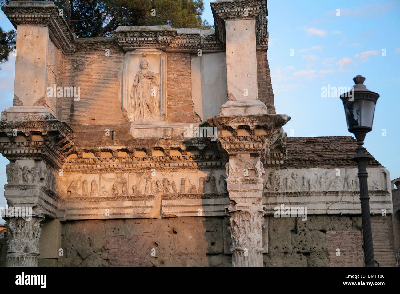 Rom, Italien; Römische Ruinen mit modernen Statue Stockfoto