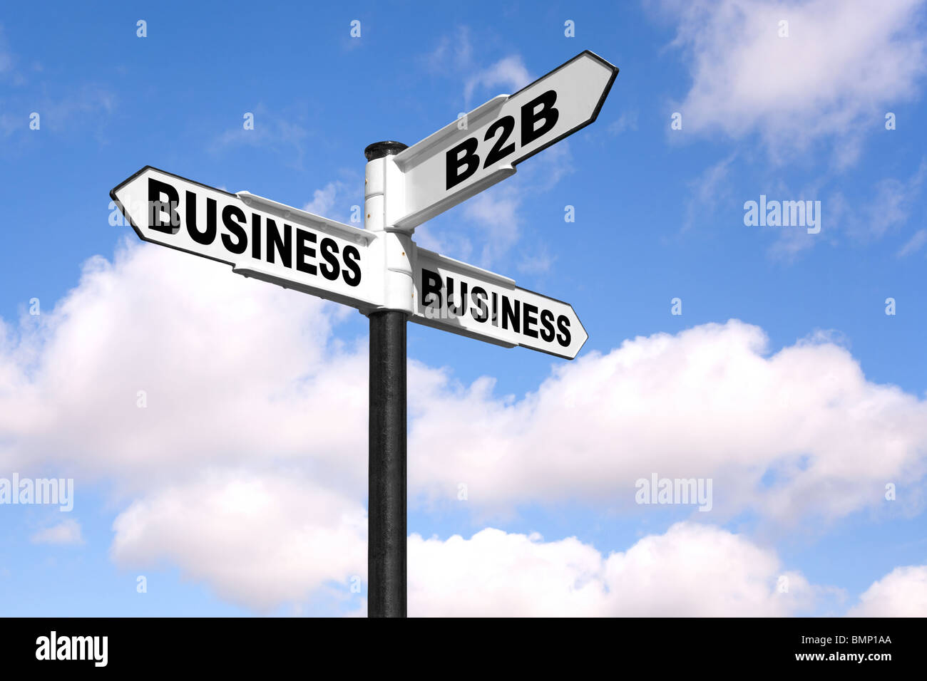 Konzept-Bild von schwarzen und weißen Wegweiser mit den Worten B2B Business 2 Business vor einem blauen bewölkten Himmel. Stockfoto