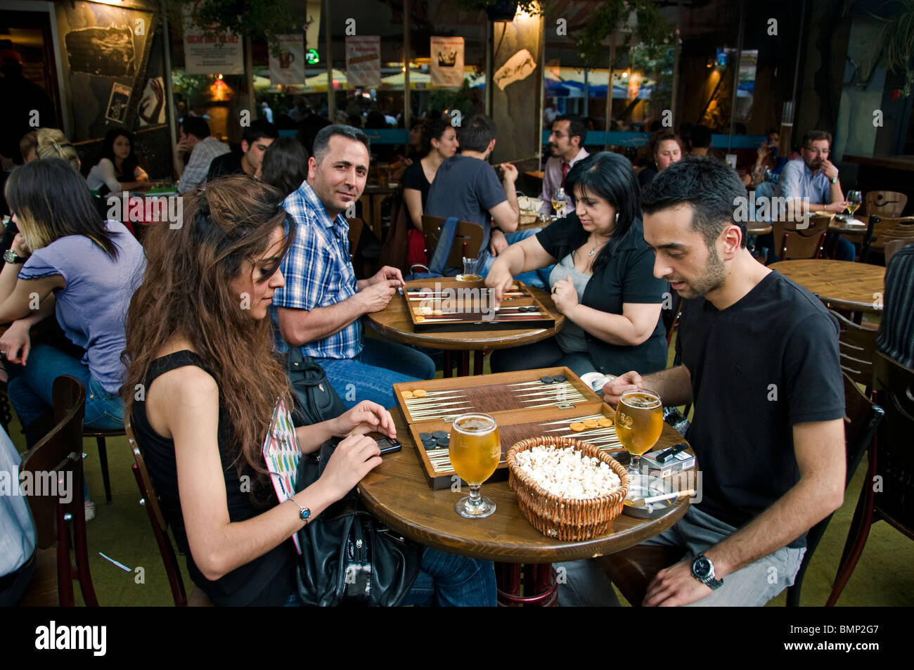 Gioul Backgammon Trictrac Efes Bier Ankara Kizilay Türkei türkische Studenten Bar Pub Stockfoto