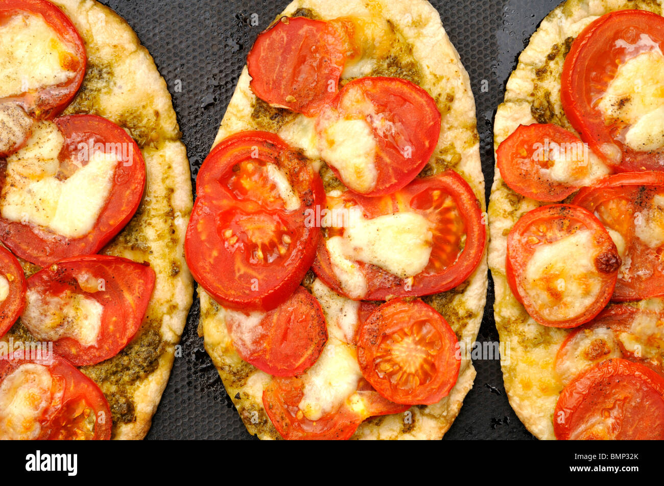 Pita-Brot mit Tomaten und geschmolzenem Kuh Mozzarella Käse Belag. Stockfoto