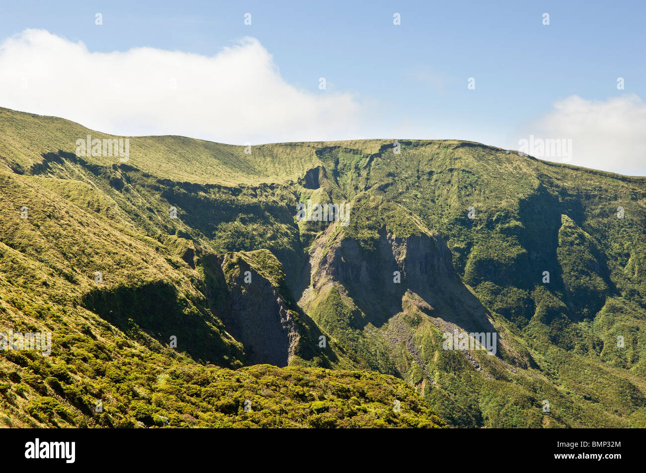 Steile Klippen der Caldeira Vulkan Insel Faial, Azoren, Portugal Stockfoto